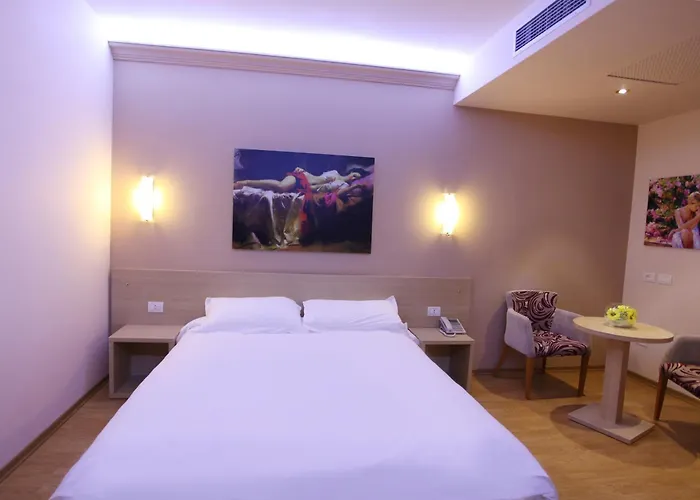 Отель Hotel Green Vaqarr